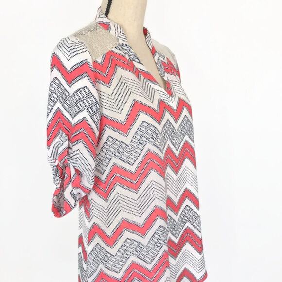 IZ Byer Tunic Top Chevron Print Women’s Sz Med Pink White 3/4 Roll Tab Sleeve - Picture 4 of 8